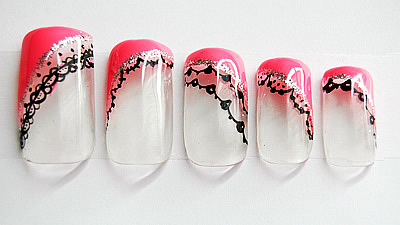 手に職つけましょう。ネイルをマスターすればネイリストとして転職にも有利。独立してホームサロンを開業することも夢ではありません。